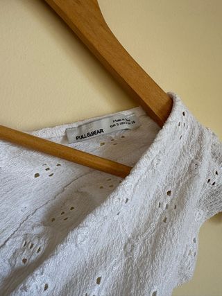 Blusa blanca cruzada con volantes