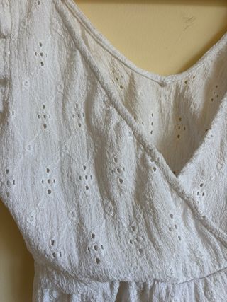 Blusa blanca cruzada con volantes