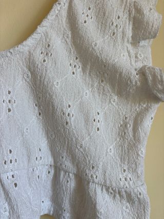 Blusa blanca cruzada con volantes