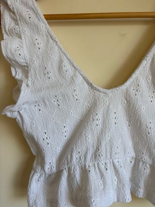 Blusa blanca cruzada con volantes