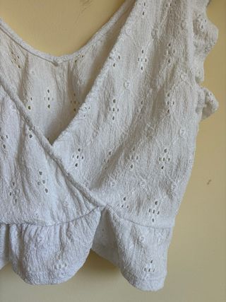 Blusa blanca cruzada con volantes