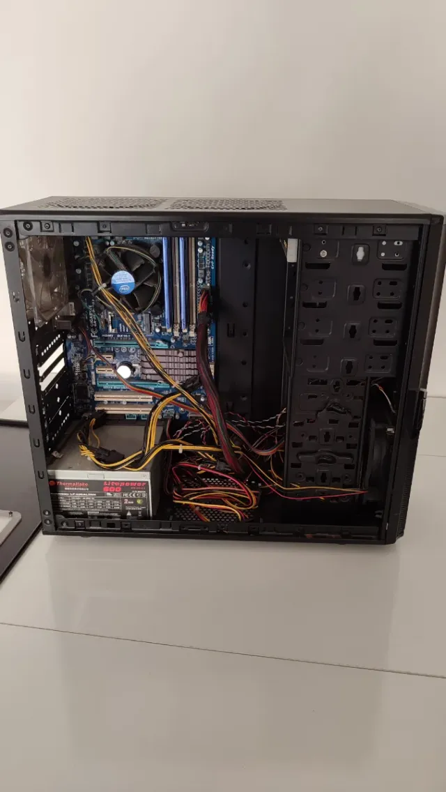 Ordenador sobremesa Thermaltake (sin RAM)