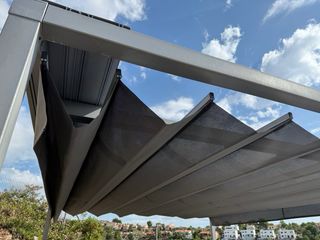 Pérgola de aluminio con toldo