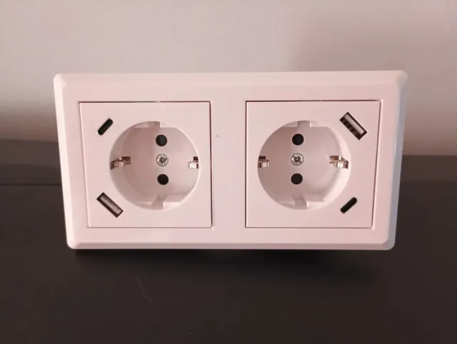 Enchufe doble con puertos USB