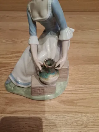 Figura de porcelana mujer con cántaro