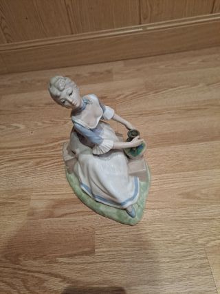 Figura de porcelana mujer con cántaro