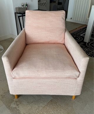 Butaca elegante rosa pálido con patas