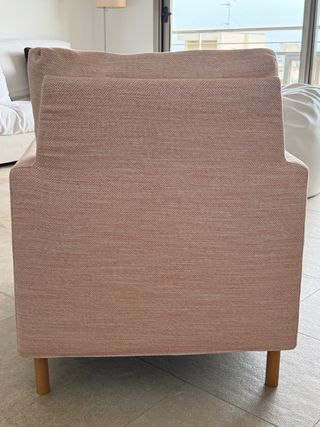 Butaca elegante rosa pálido con patas