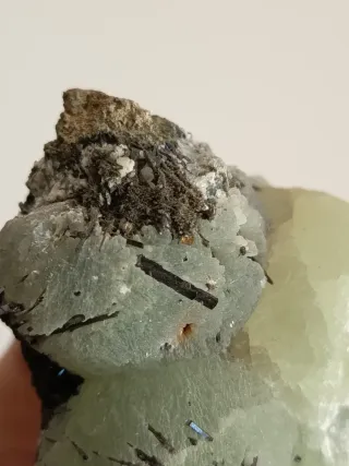 Cristal natural de prehnite com epidoto.