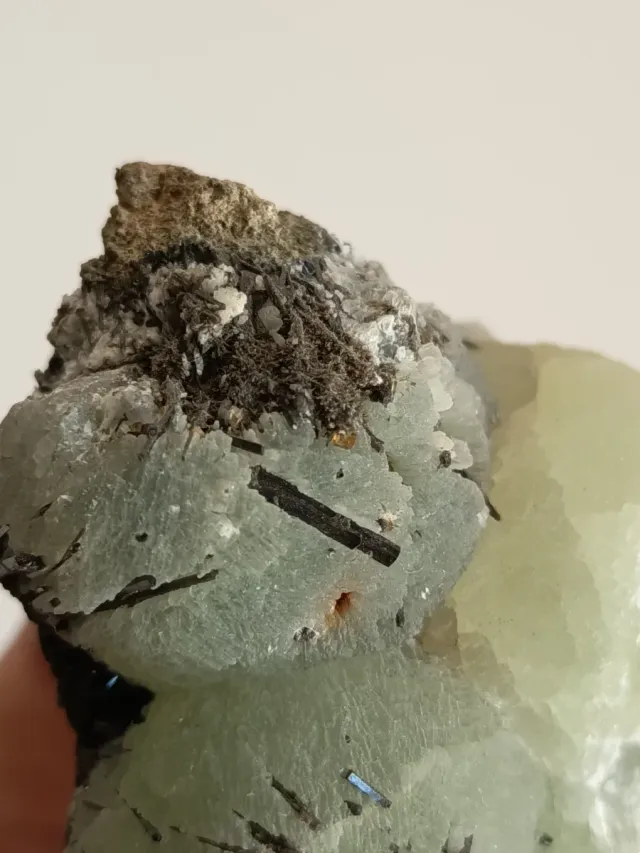 Cristal natural de prehnite com epidoto.