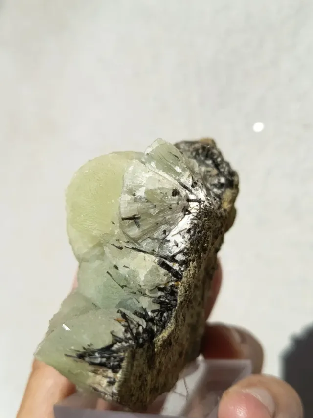 Cristal natural de prehnite com epidoto.