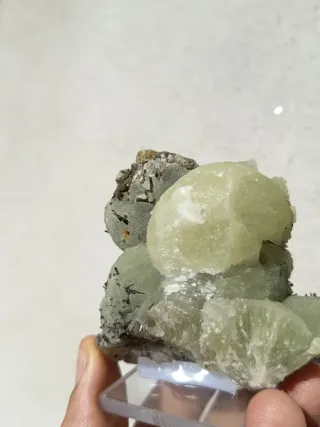 Cristal natural de prehnite com epidoto.