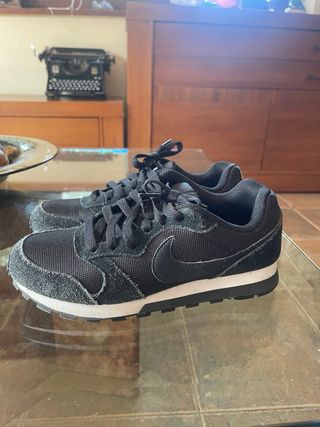 Zapatillas Nike MD Runner Mujer Negro 37.5