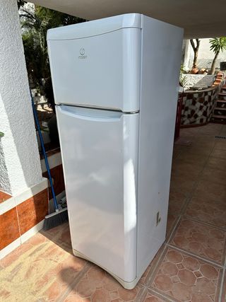 Nevera Indesit blanca