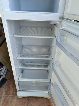 Nevera Indesit blanca