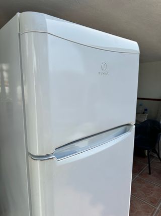 Nevera Indesit blanca