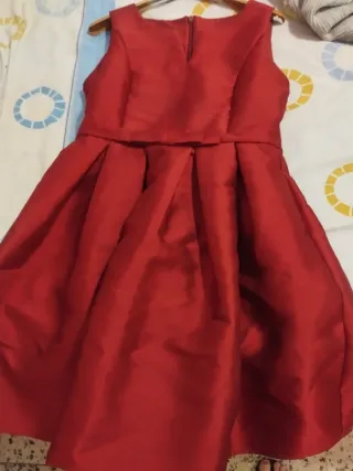 Vestido rojo oscuro tirando a color vino de fiest