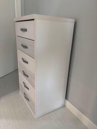 Cómoda blanca con 5 cajones