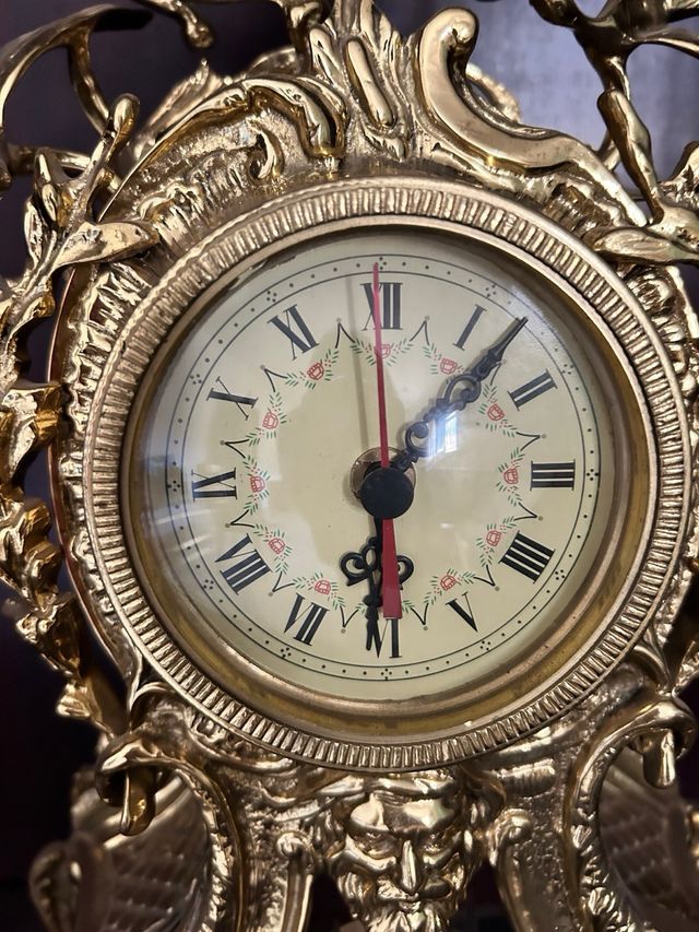 Reloj de bronce de péndulo antiguo