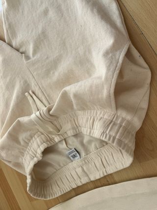 Conjunto beige camiseta y shorts Zara 