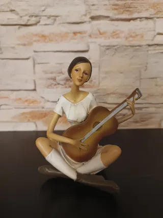 Figura mujer tocando guitarra