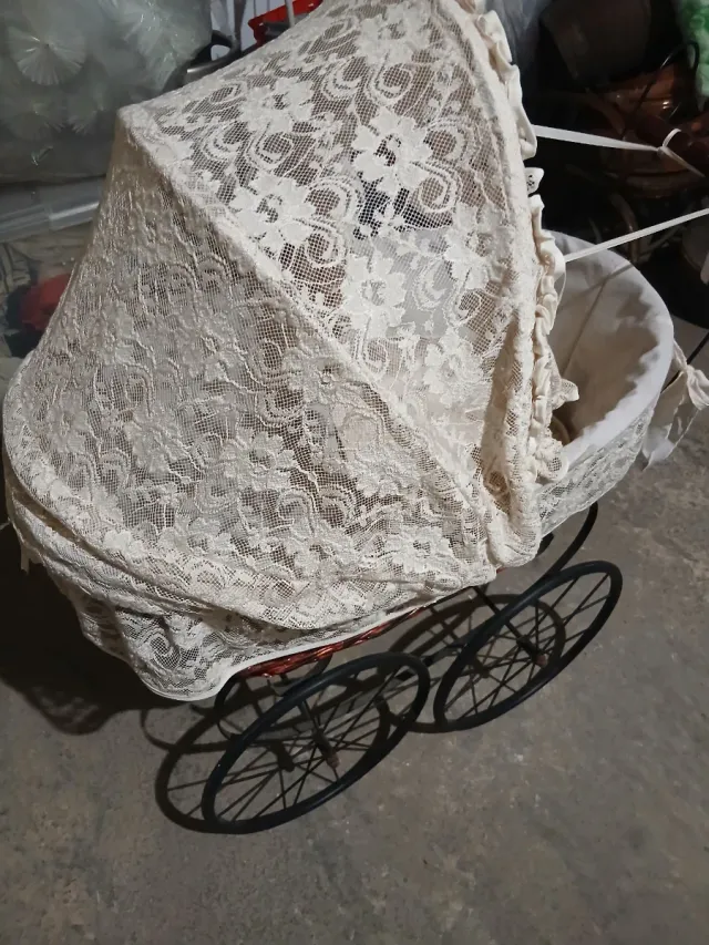 Antica macchina per bambole in vimini