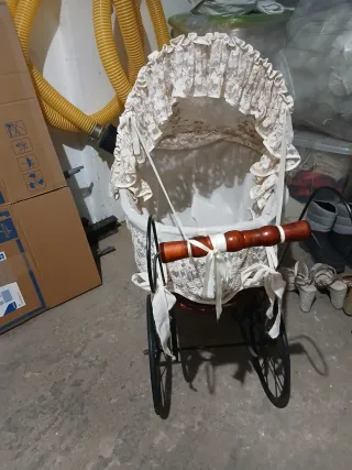 Antica macchina per bambole in vimini