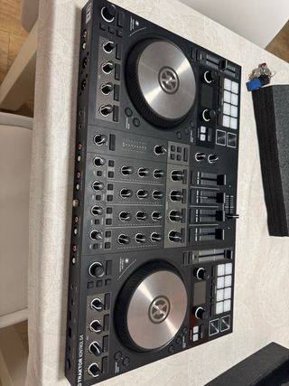 Controlador DJ Traktor Kontrol S4 MK3