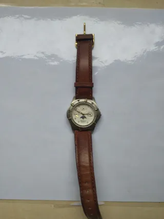 Reloj de pulsera marrón y plateado