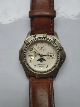 Reloj de pulsera marrón y plateado