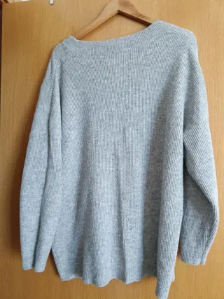 Jersey gris cuello pico