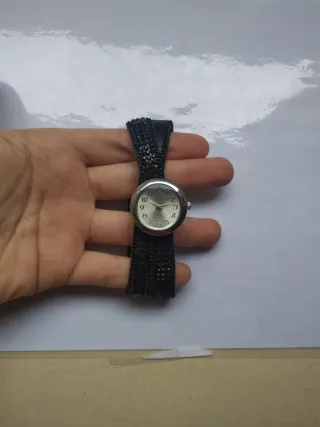 Reloj de pulsera negro y plateado