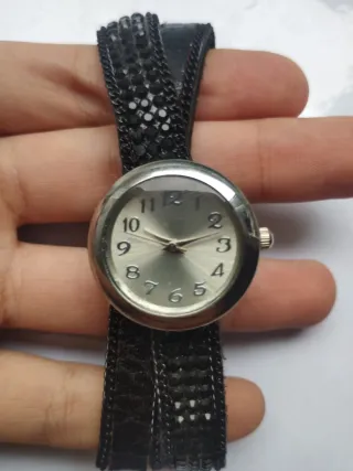 Reloj de pulsera negro y plateado
