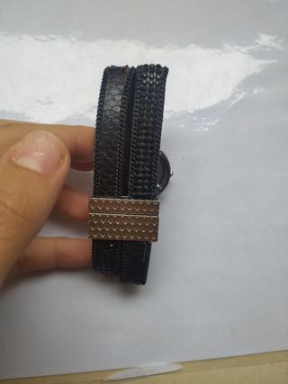 Reloj de pulsera negro y plateado