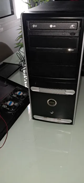 Torre PC LG Negra y Plateada