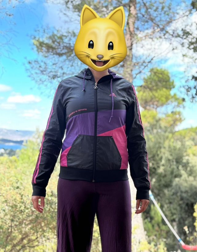 Chaqueta deportiva Adidas negra, morada y rosa