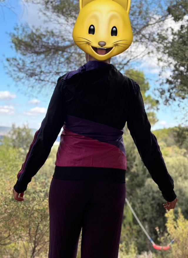 Chaqueta deportiva Adidas negra, morada y rosa