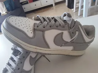 Zapatillas Nike Grises y Blancas