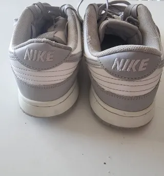 Zapatillas Nike Grises y Blancas