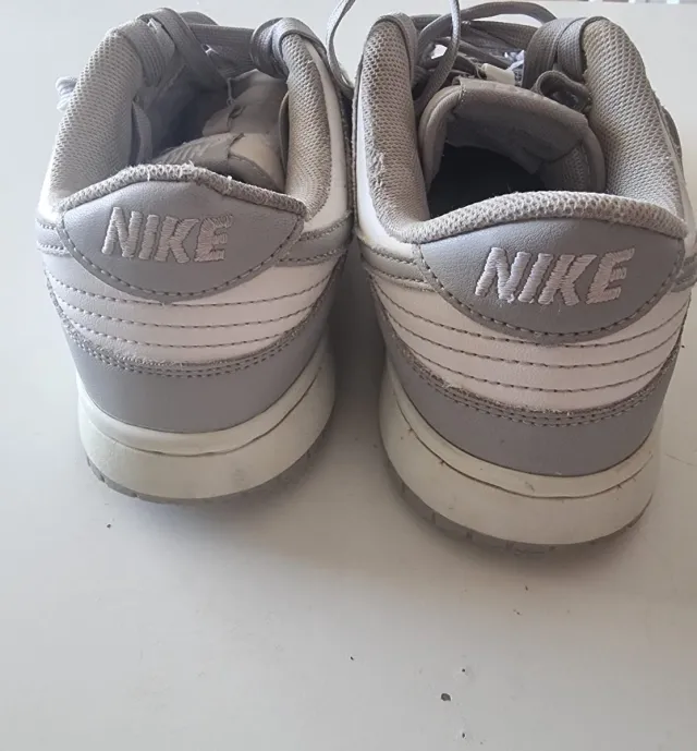 Zapatillas Nike Grises y Blancas