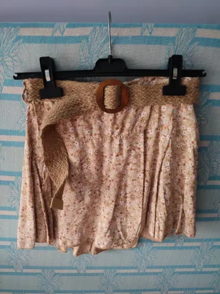 Falda pantalón beige con cinturón
