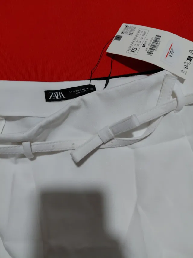 Conjunto Zara Top Rojo y Falda Blanca talla XS S