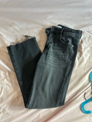 Pantalón campana Zara negro cropped