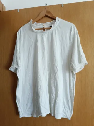 Blusa blanca con cuello de encaje