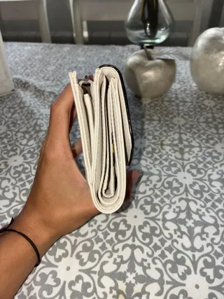 Cartera Guess Blanca y Negra 