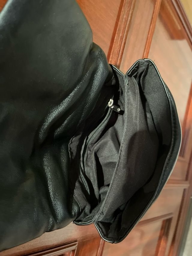 Bolso Stradivarius negro con cadena