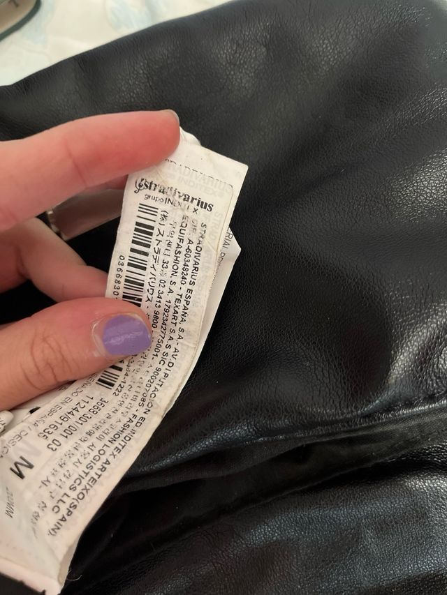 Bolso Stradivarius negro con cadena