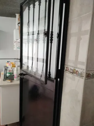 Puerta de hierro con cristal