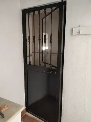 Puerta de hierro con cristal