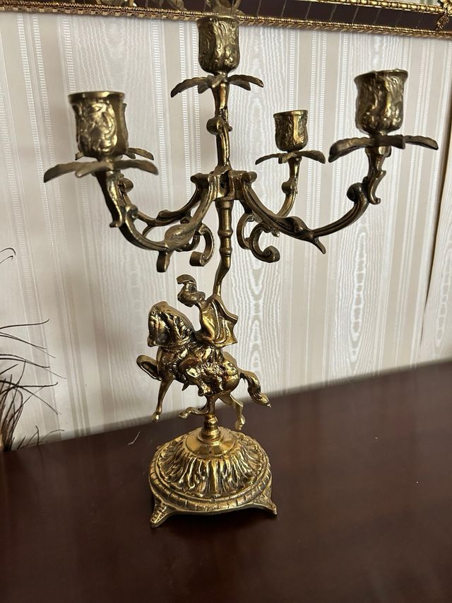 Candelabro de bronce antiguo con jinete